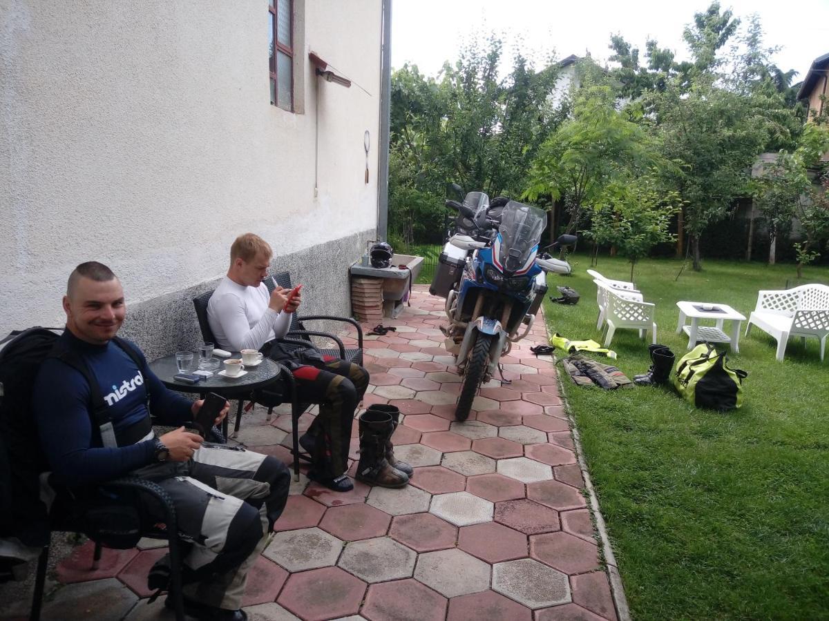 Bus Station Hostel Печ Экстерьер фото