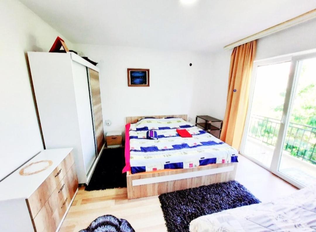 Bus Station Hostel Печ Экстерьер фото